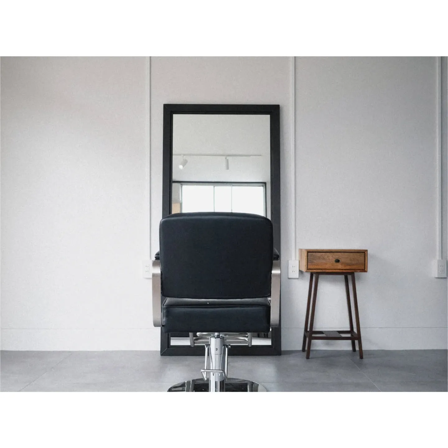 現在、ultでは中途スタイリスト、アシスタント各１名ずつスタ...