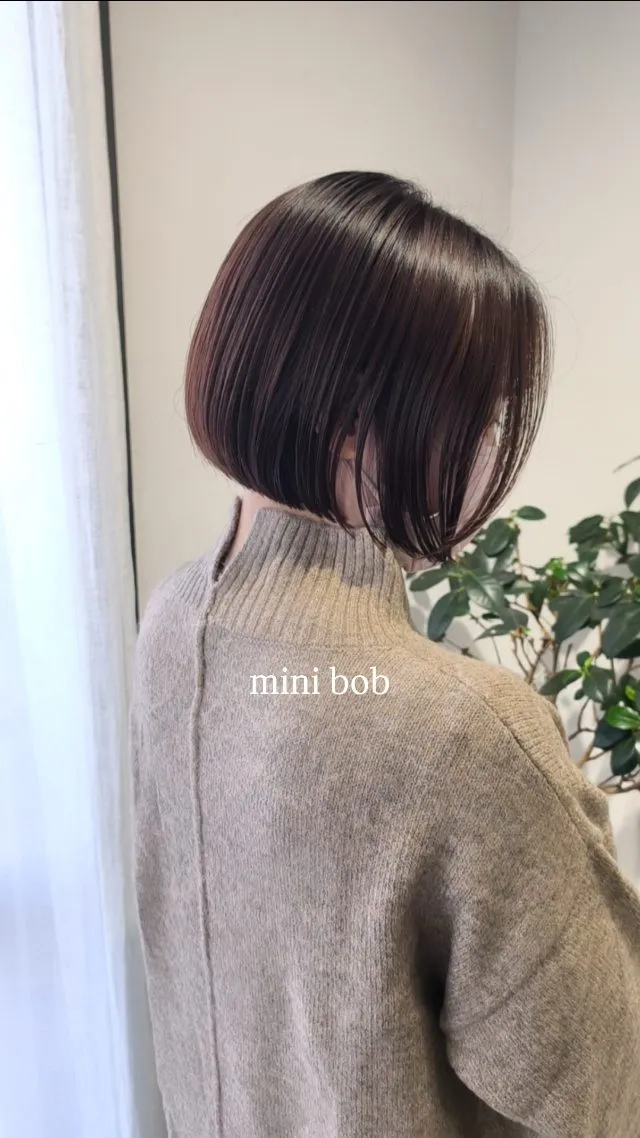 ハイネックにフィットするミニボブ◎
