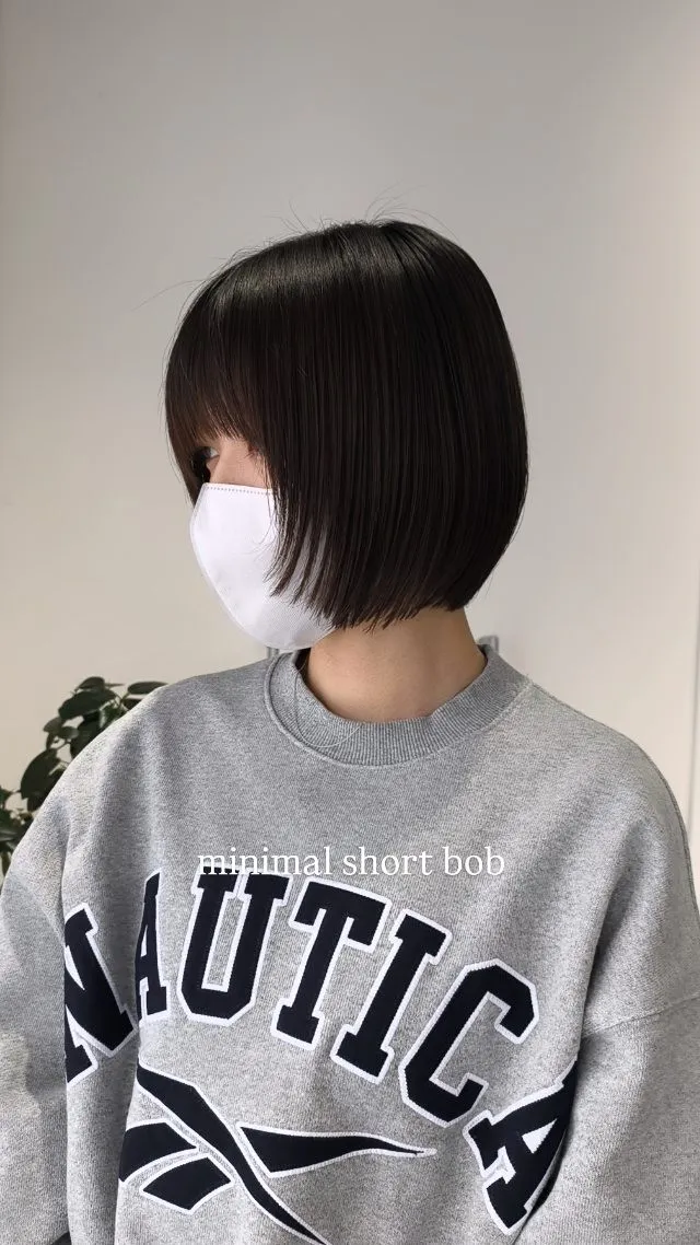 ミニマルに収まるショートボブ、顔周りに個性をプラス◎